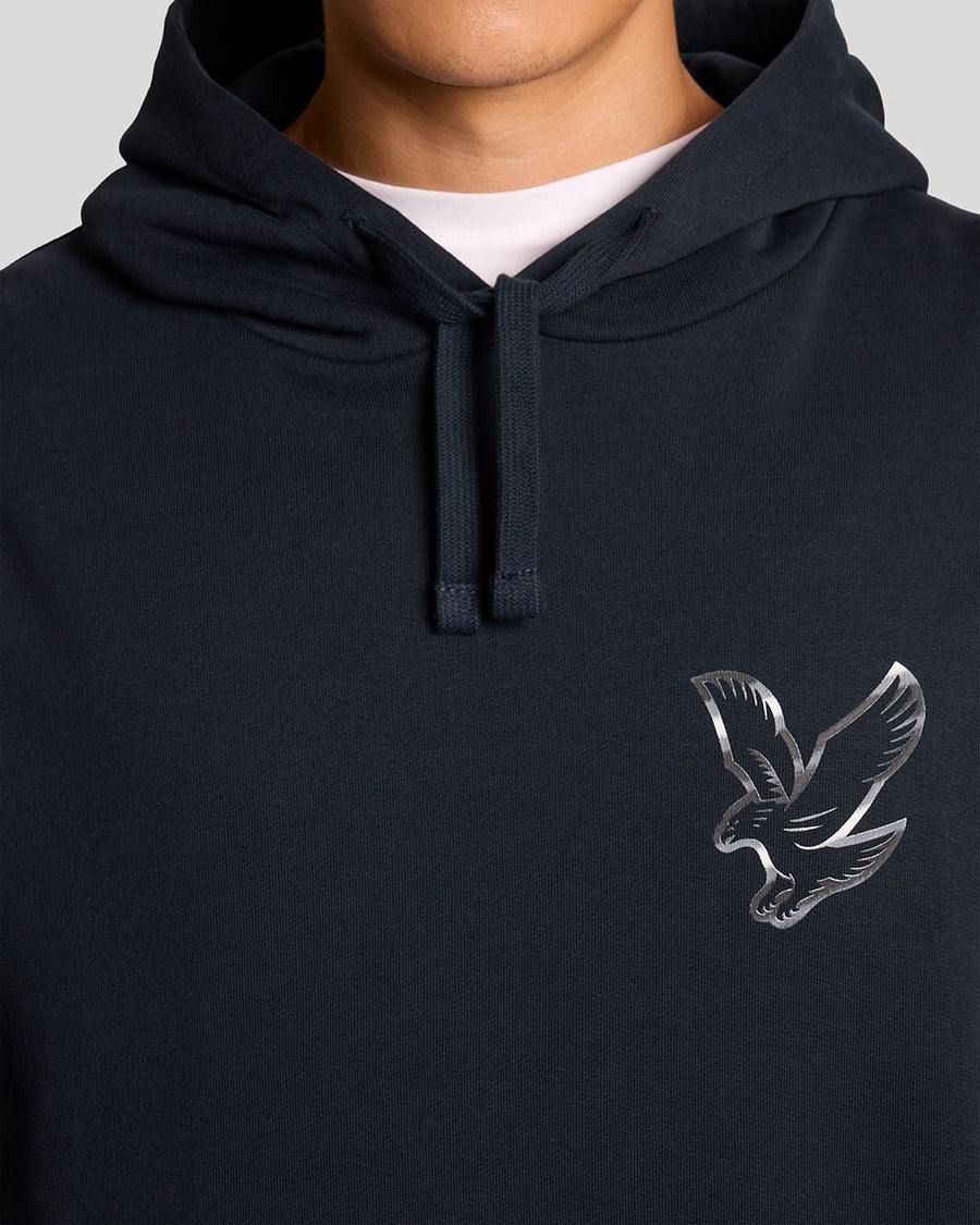 Homme portant un sweat-shirt à imprimé graphique dans le dos, couleur bleu marine foncé
