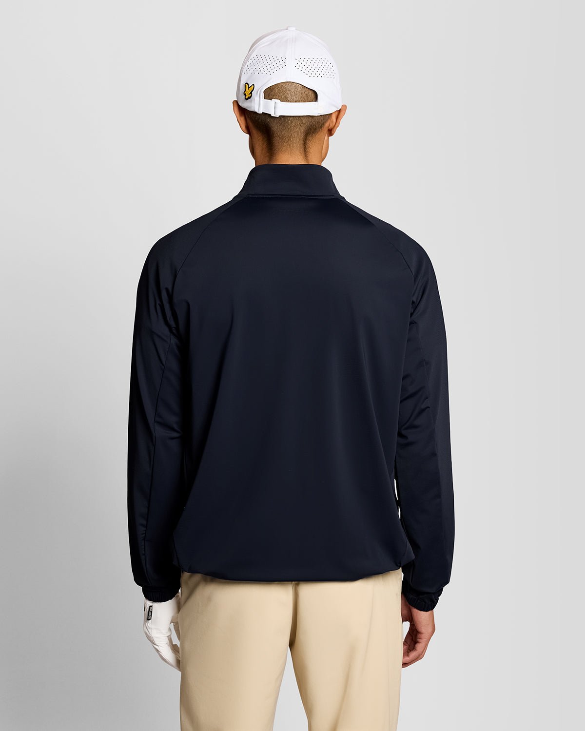 Un homme porte une veste extensible légère bleu marine foncé