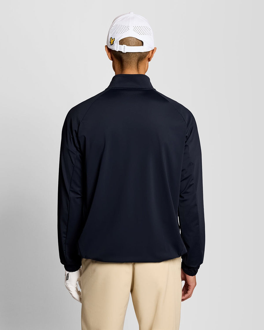 Un homme porte une veste extensible légère bleu marine foncé