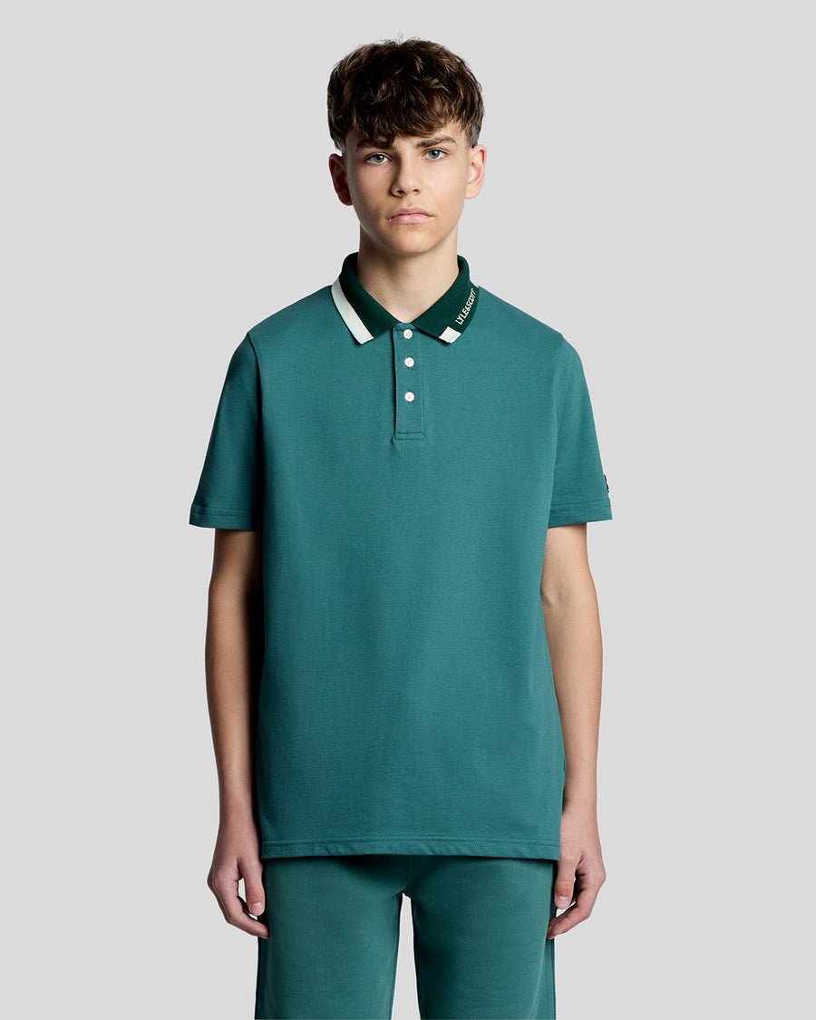 Un homme porte un polo à logo Tipped chez Everglade