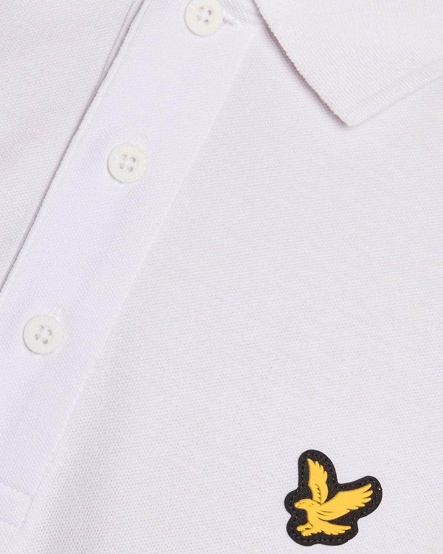 Un homme porte un polo de sport blanc