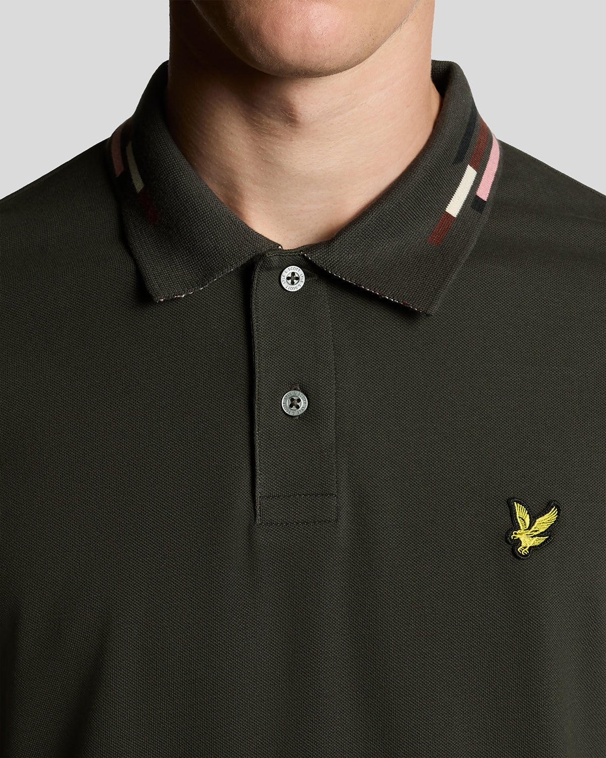 Hombre con polo a rayas en color gris plomizo y espuma