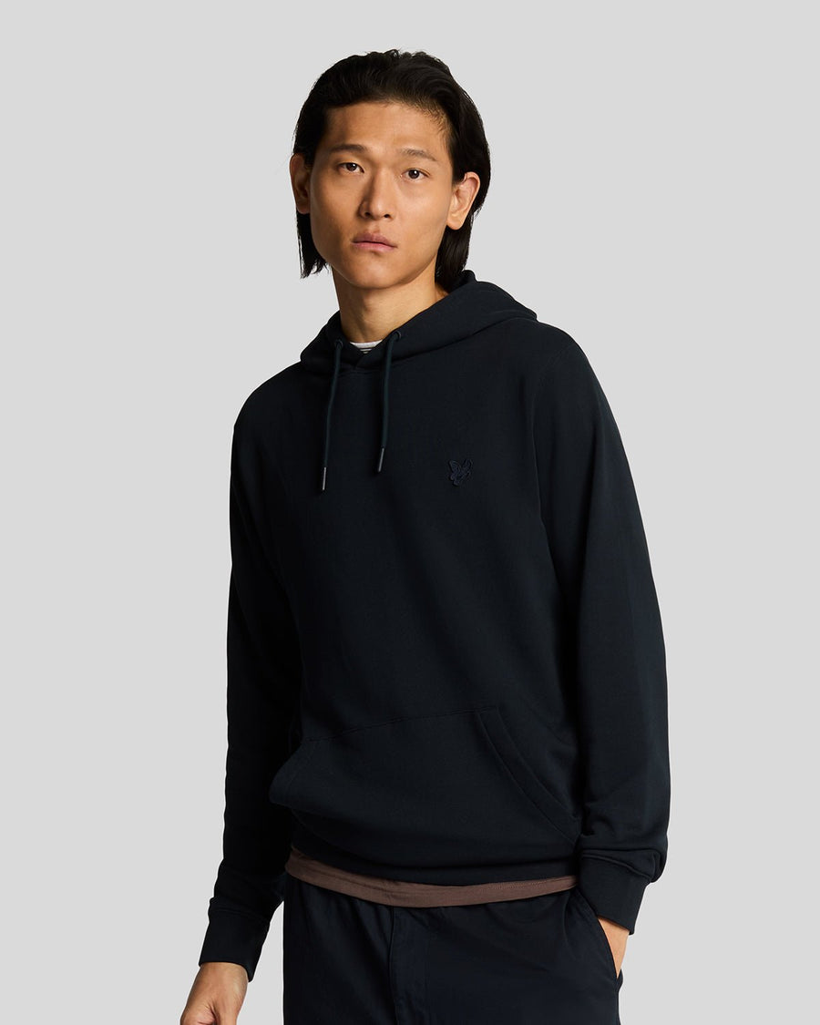 Homme portant un sweat à capuche en coton ultra-fin à revers, bleu marine foncé