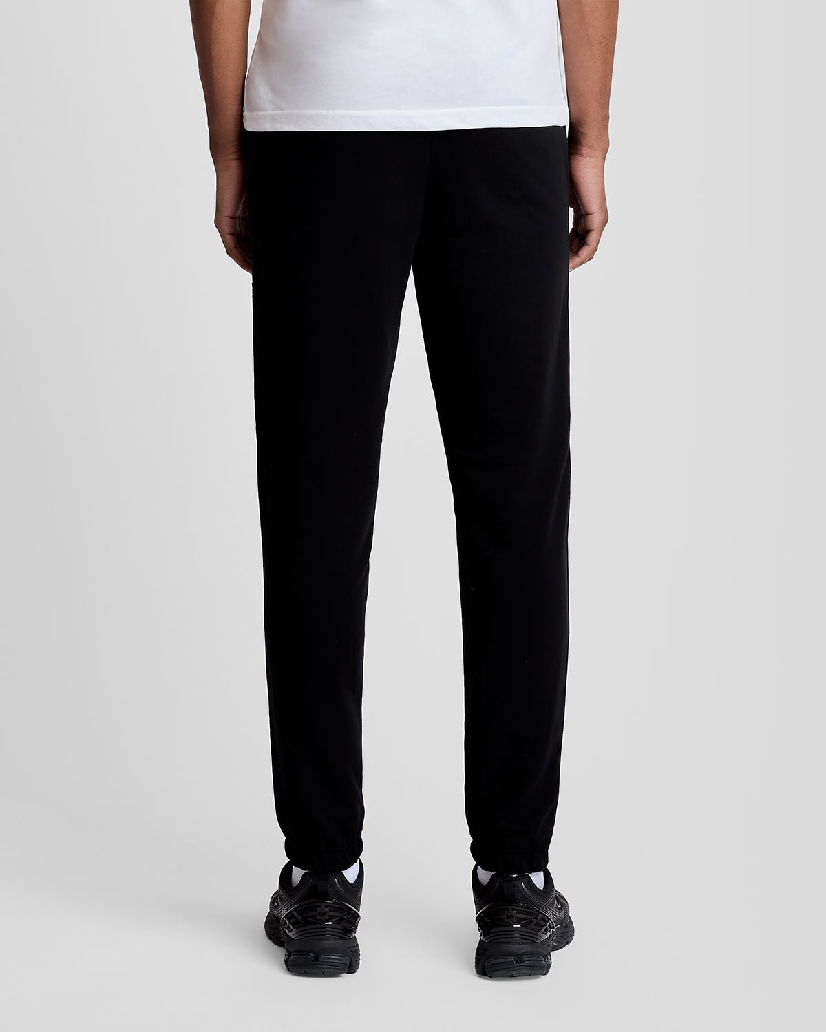Uomo con pantaloni da jogging con fascia elastica in nero corvino