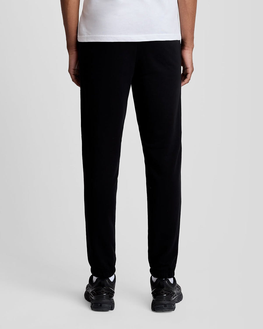 Uomo con pantaloni da jogging con fascia elastica in nero corvino