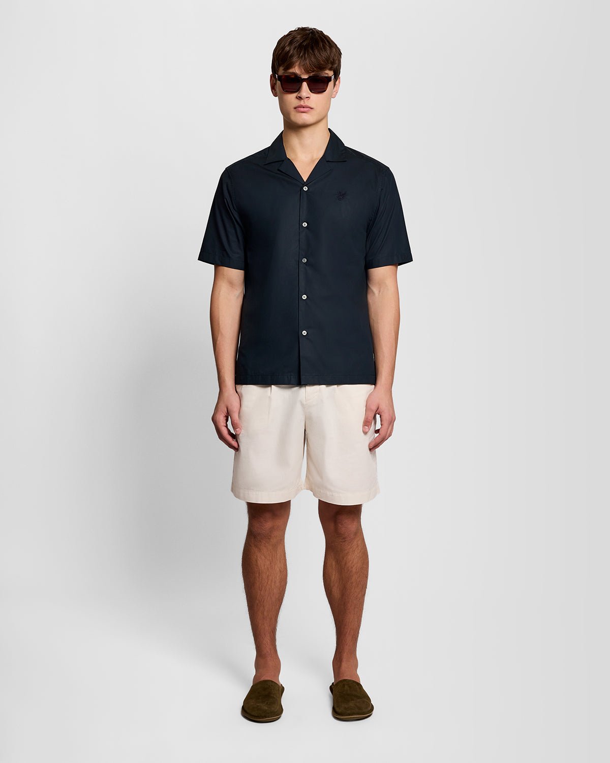 Homme portant une chemise en popeline à col Revere, couleur Carbon