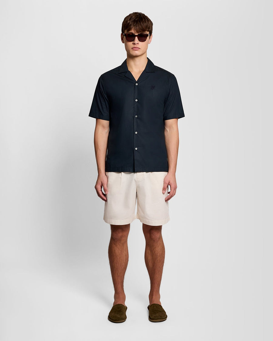 Homme portant une chemise en popeline à col Revere, couleur Carbon