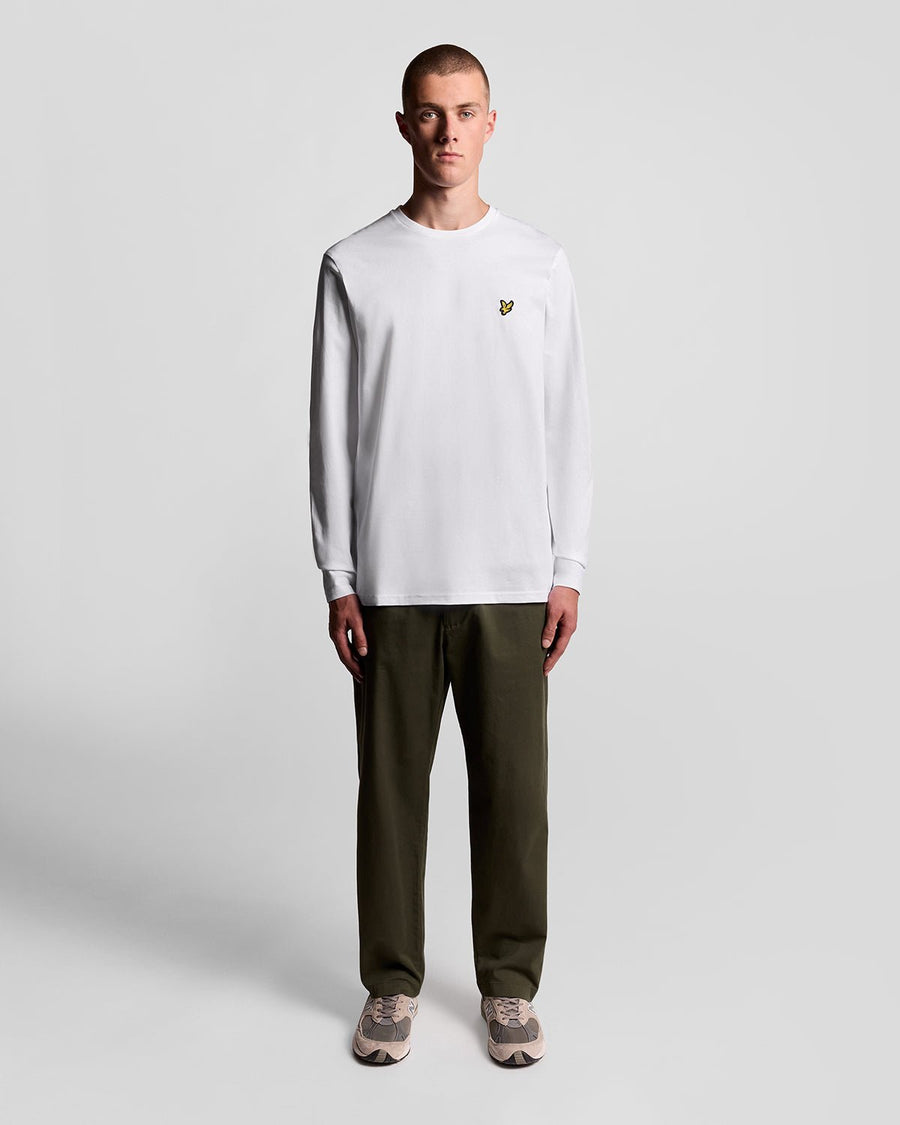 Un homme porte un t-shirt en coton à manches longues blanc