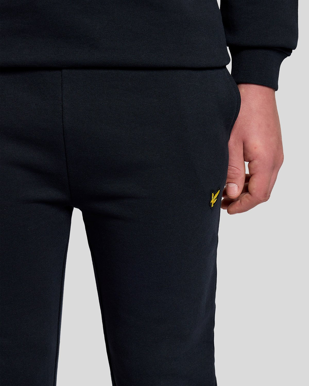 Uomo con pantaloni da jogging in cotone blu scuro