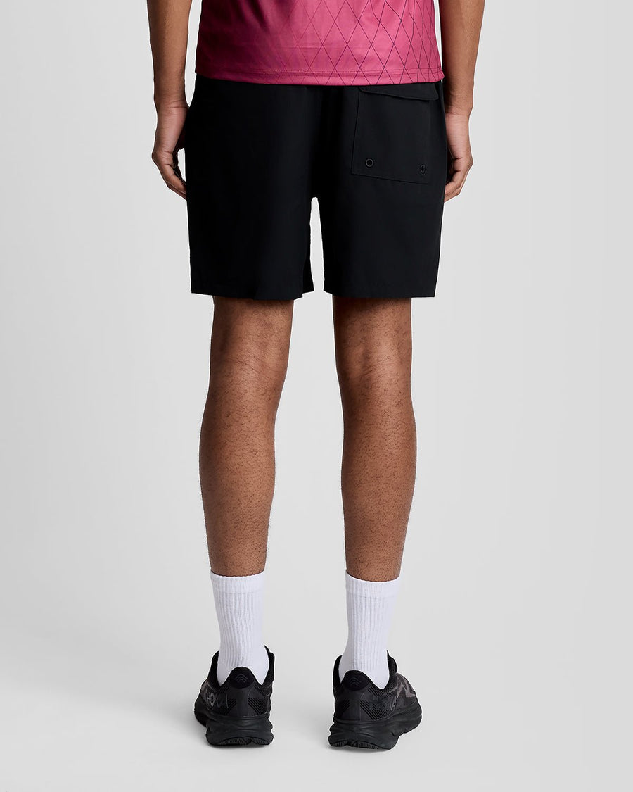 Uomo con pantaloncini da bagno in nero corvino