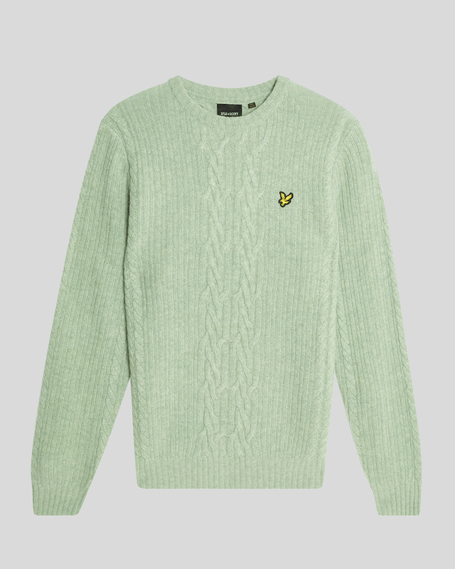 Un homme porte un pull en maille torsadée côtelée, couleur « Cold Mint Marl »