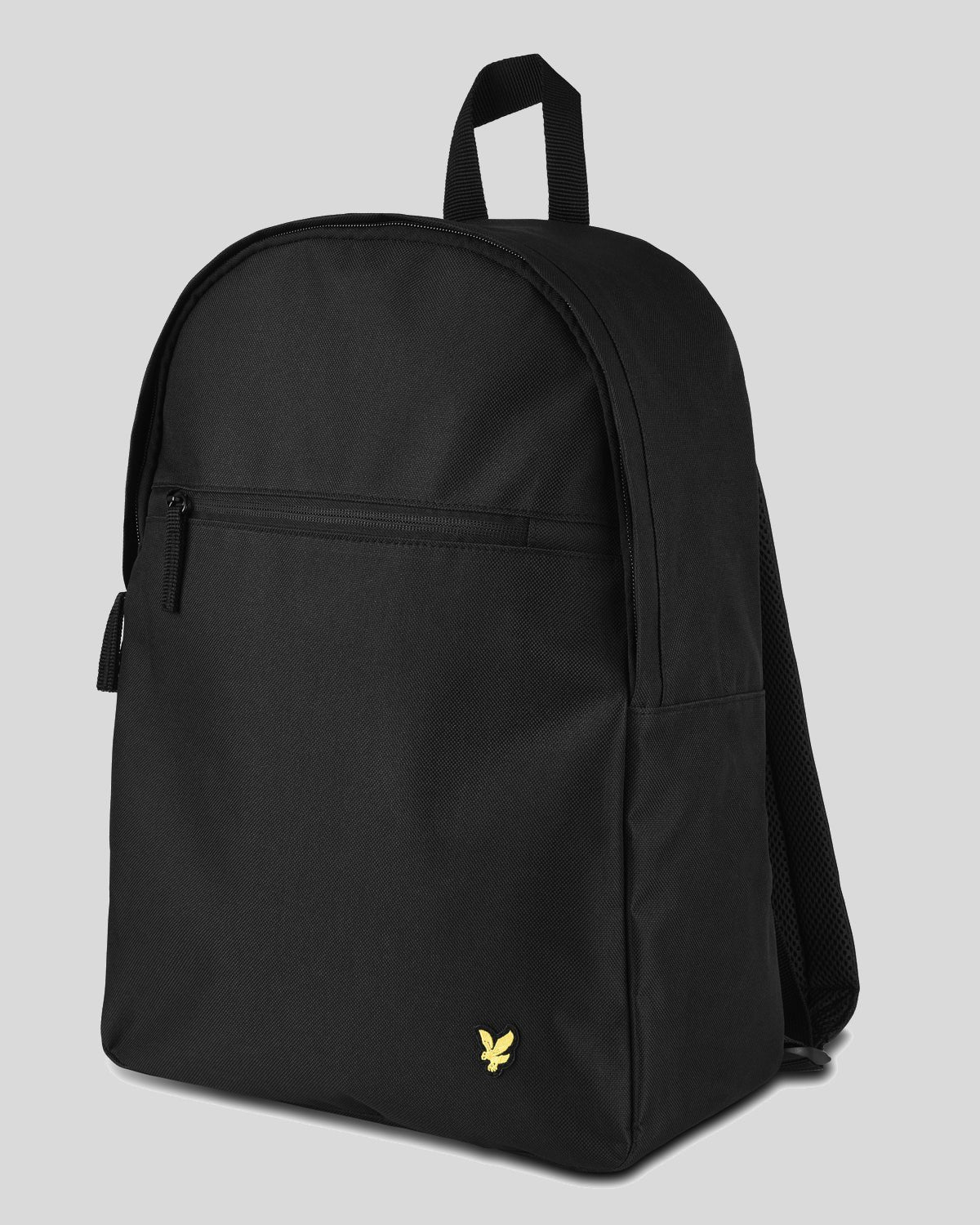 Un garçon porte un sac à dos noir de jais