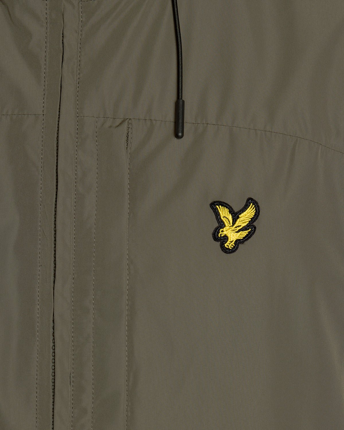 Un homme porte une veste à capuche légère de couleur kaki cendré