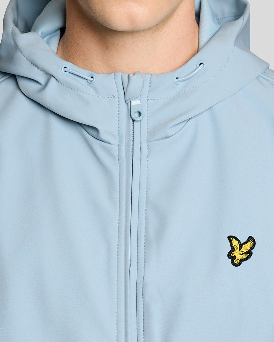 Homme portant une veste softshell doublée de maille, couleur bleu opale