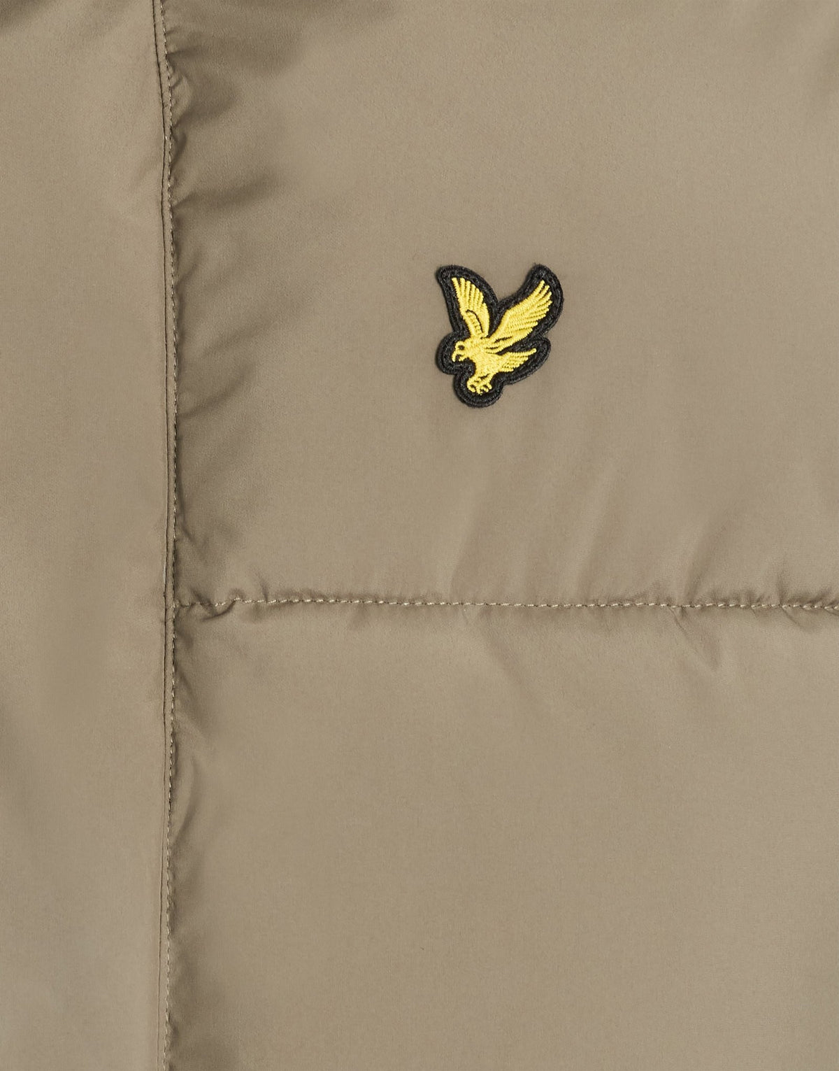 Mann trägt eine Kapuzen-Daunenjacke in der Farbe „Khaki Ash“