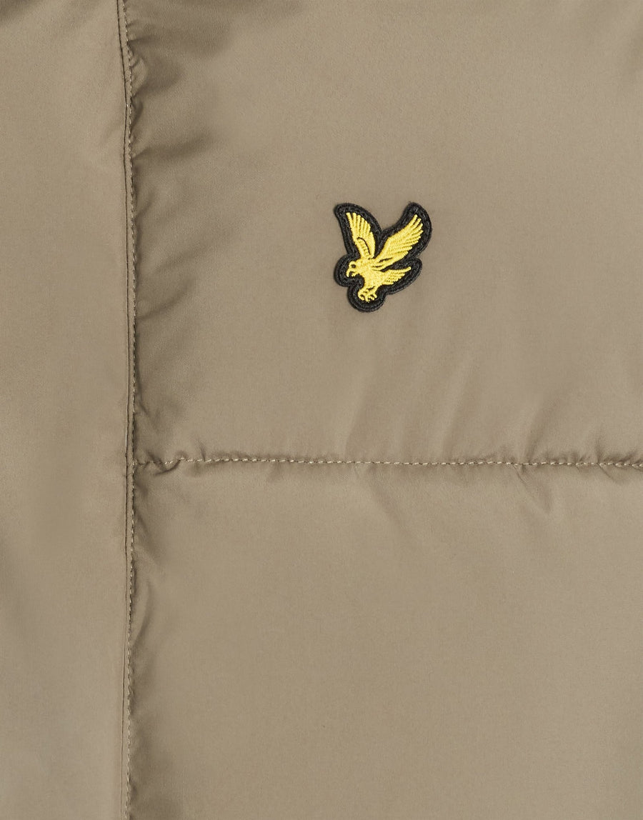 Mann trägt eine Kapuzen-Daunenjacke in der Farbe „Khaki Ash“