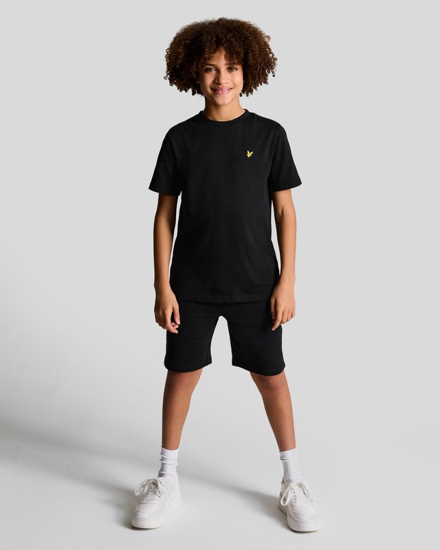 Garçon en short de survêtement noir de jais