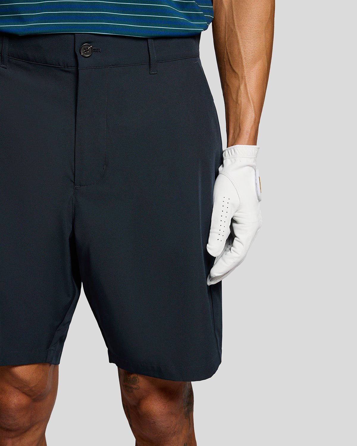 Un homme porte un short technique léger bleu marine foncé