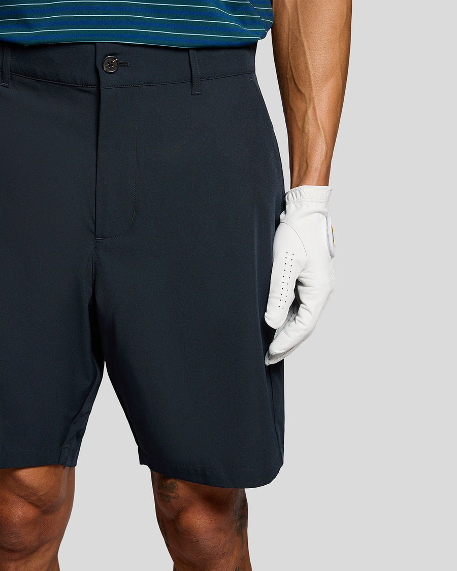 Un homme porte un short technique léger bleu marine foncé