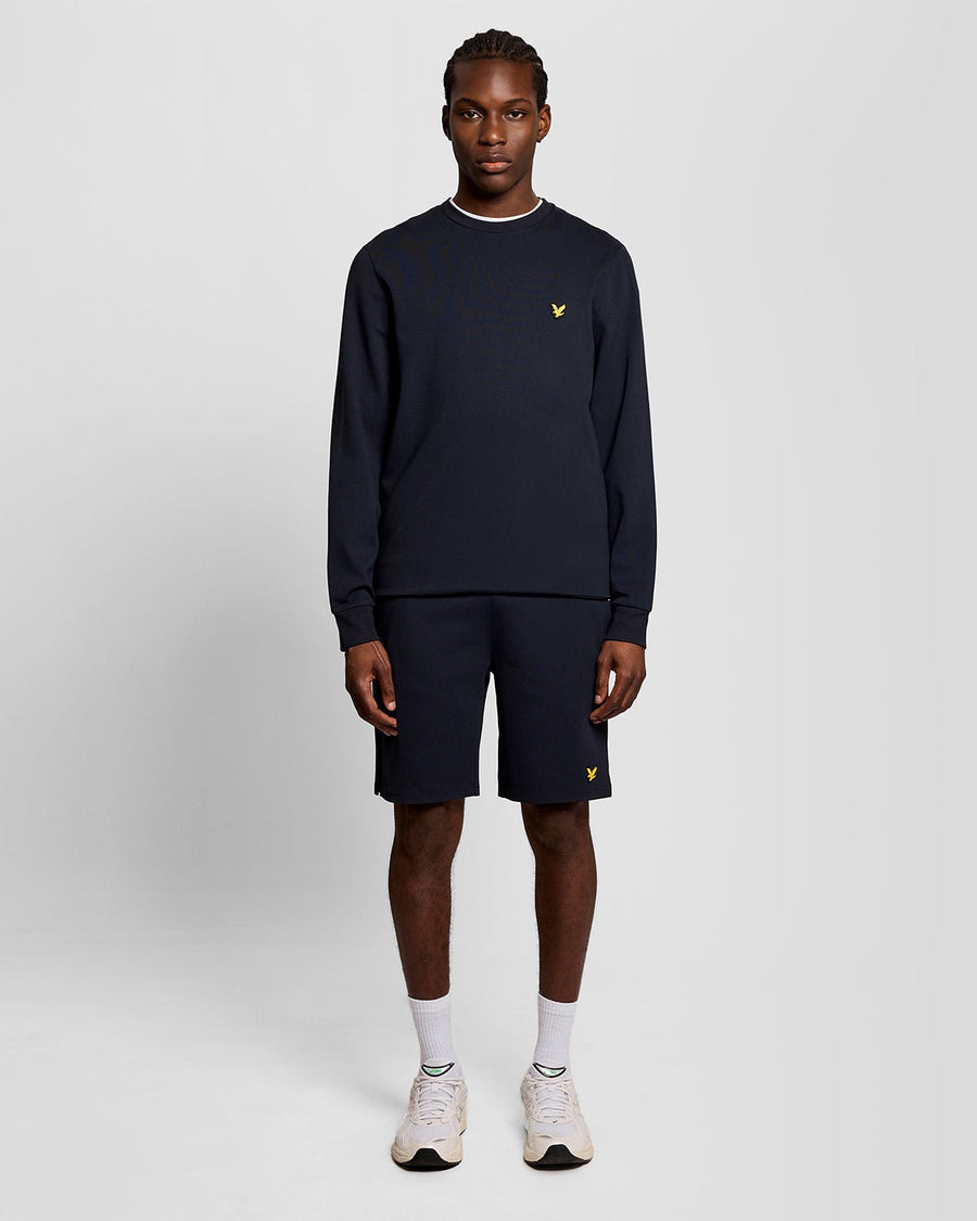 Homme portant un sweat-shirt léger de sport bleu marine foncé