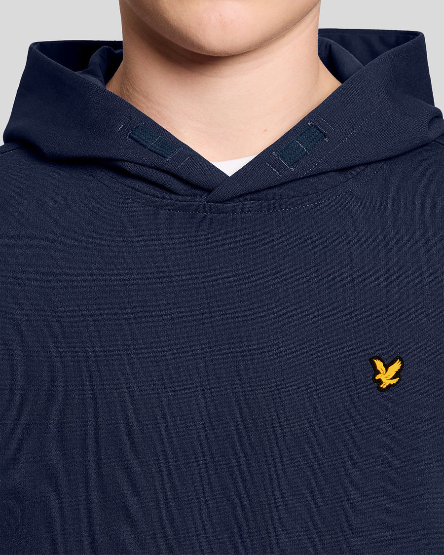 Homme portant un sweat à capuche en molleton Sports Brushback bleu nuit