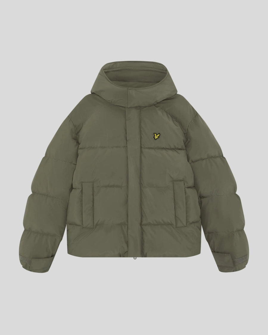 Mann trägt eine Kapuzen-Daunenjacke in der Farbe „Khaki Ash“