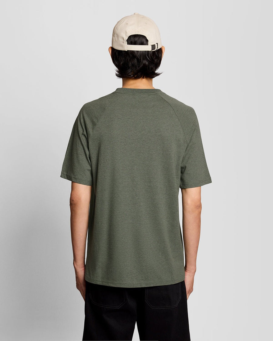 Un homme porte un t-shirt Marl Raglan de couleur kaki Tri Marl