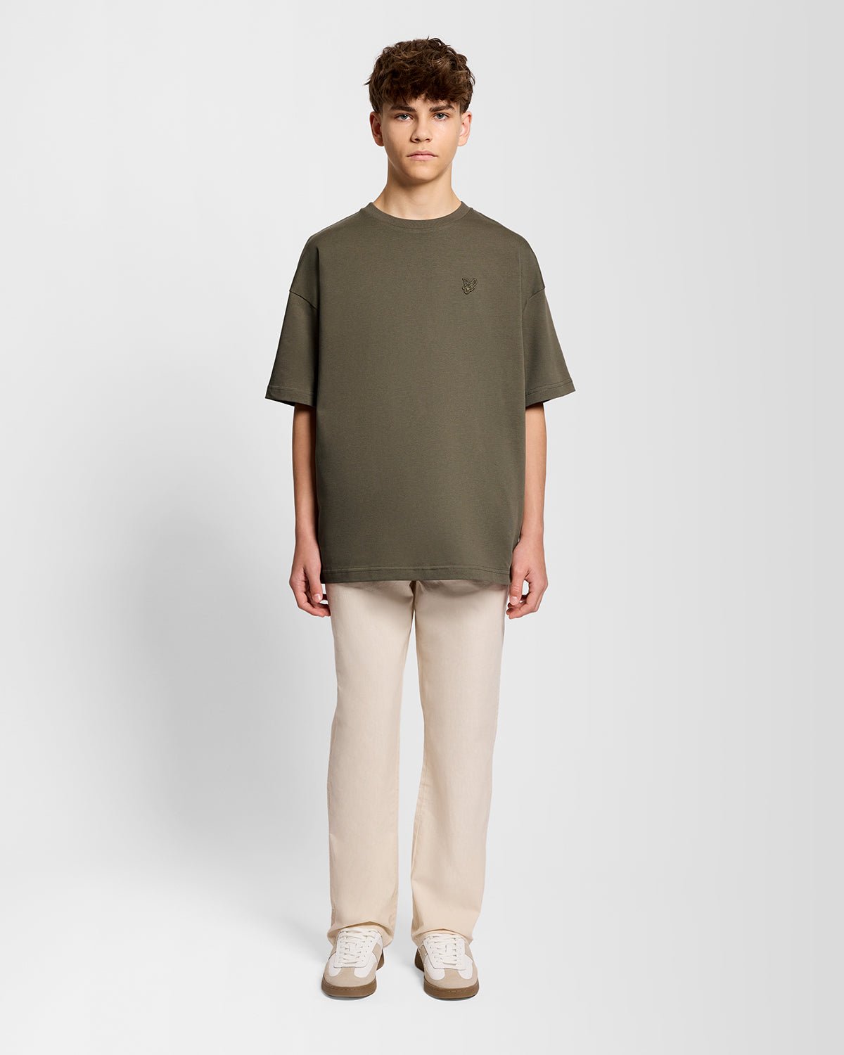 Homme portant un t-shirt ample épais, couleur kaki cendré