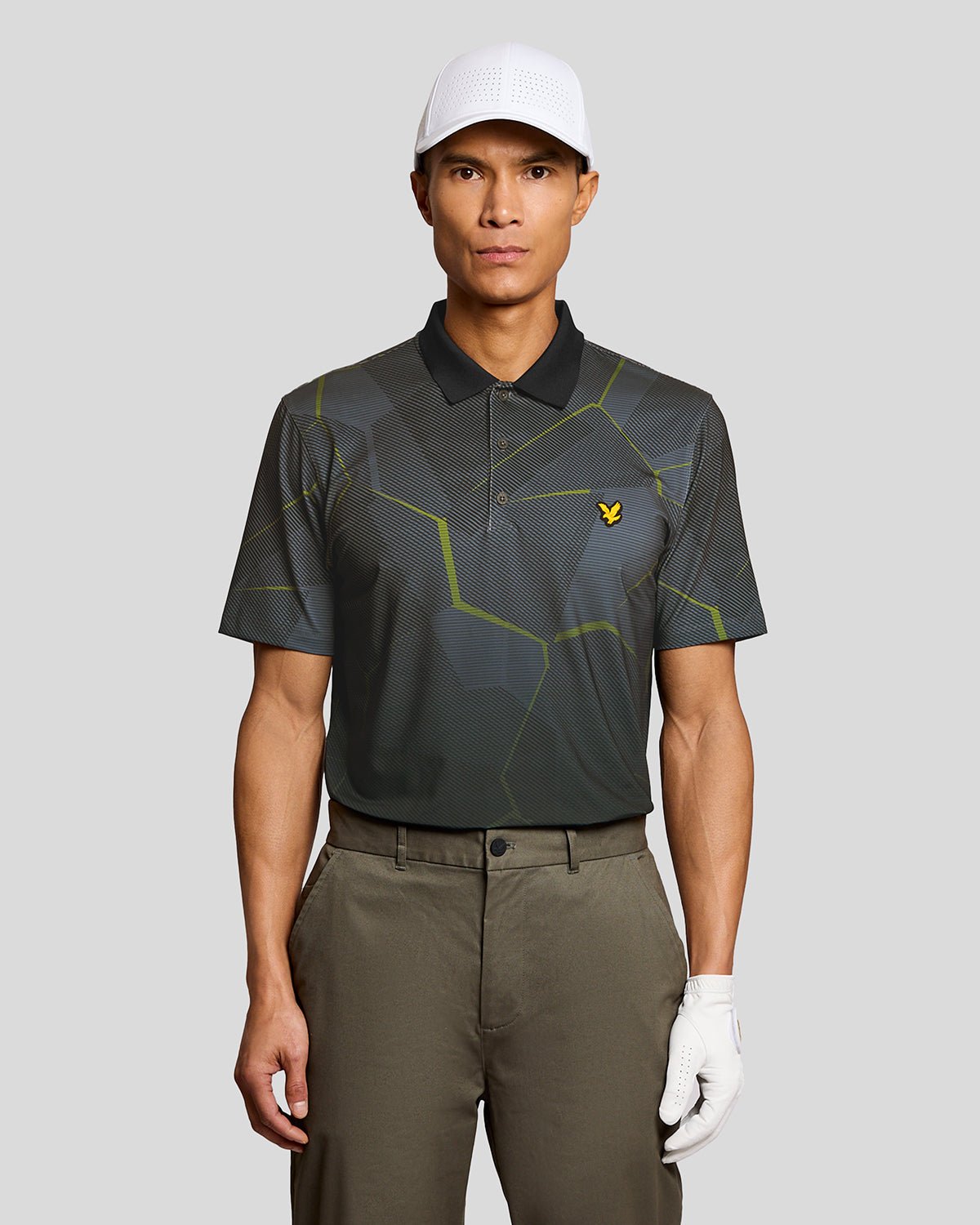 Un homme porte un polo à motif géométrique noir de jais