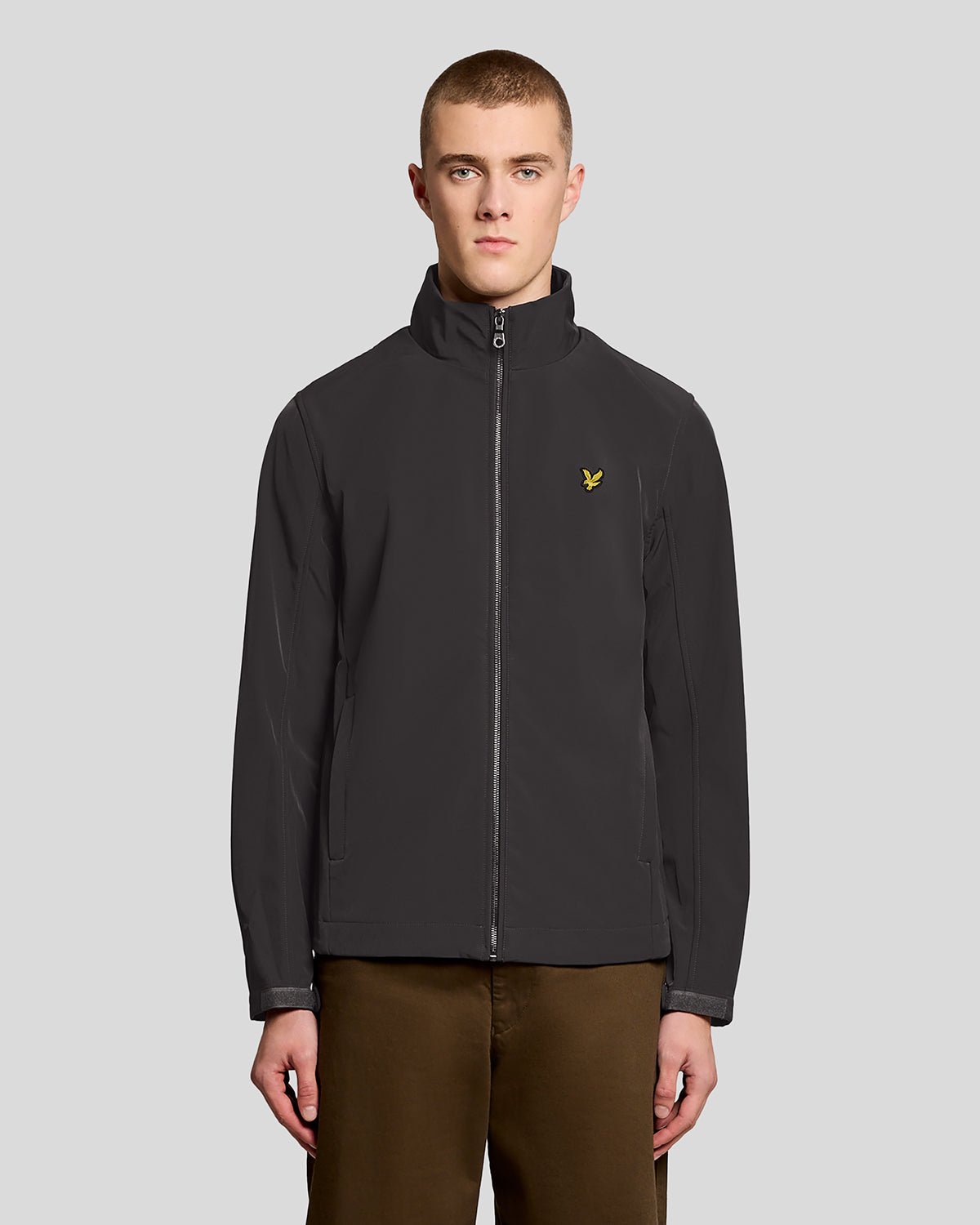 Homme portant une veste softshell à dos en maille, couleur gris métallisé