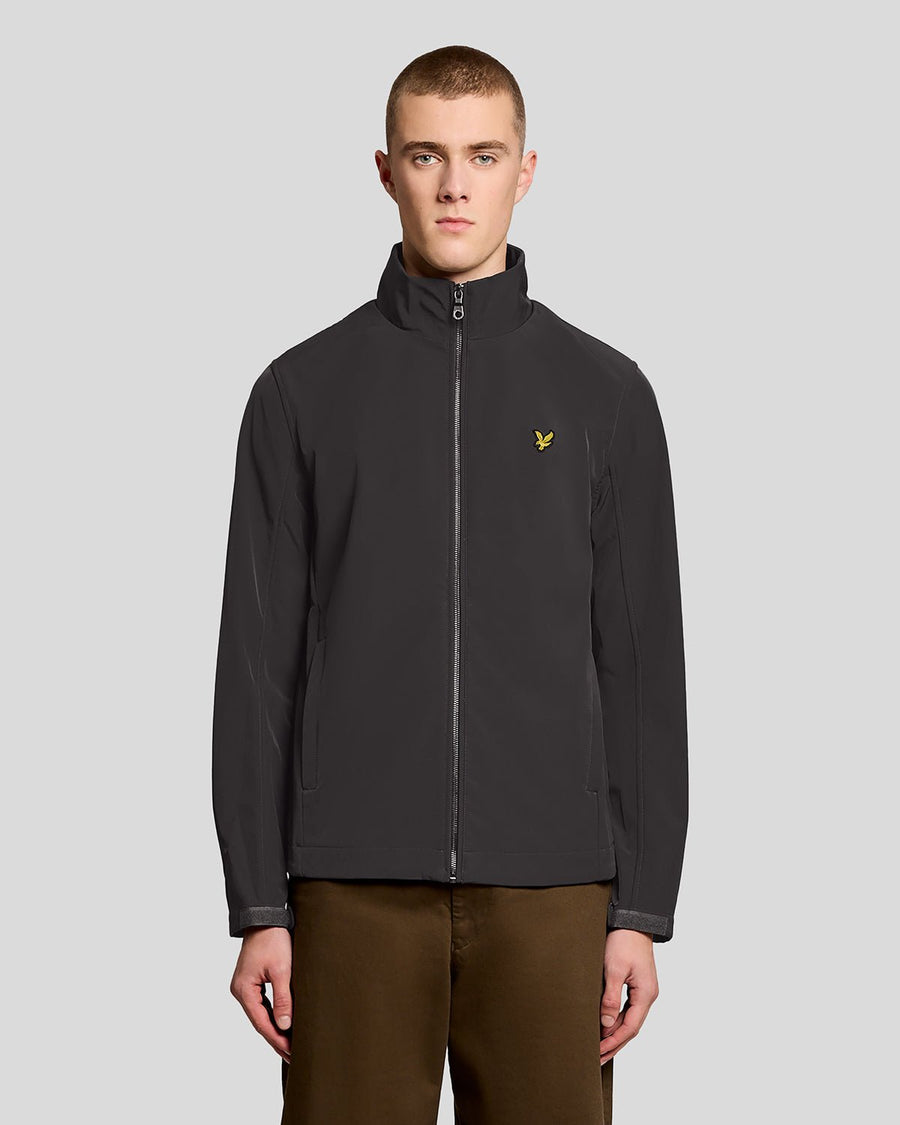 Homme portant une veste softshell à dos en maille, couleur gris métallisé