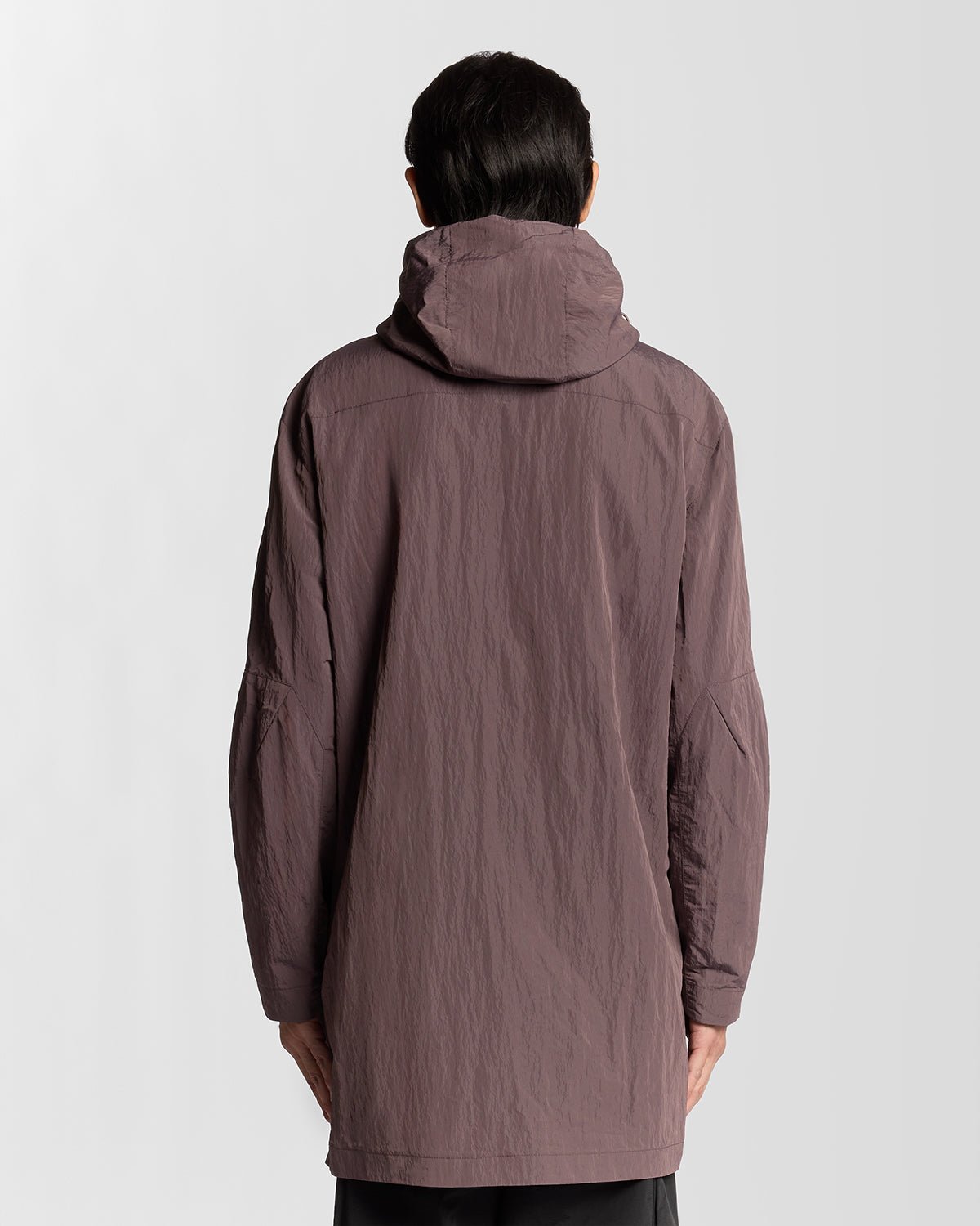 Un homme porte une parka Water Resistant Guard couleur espresso