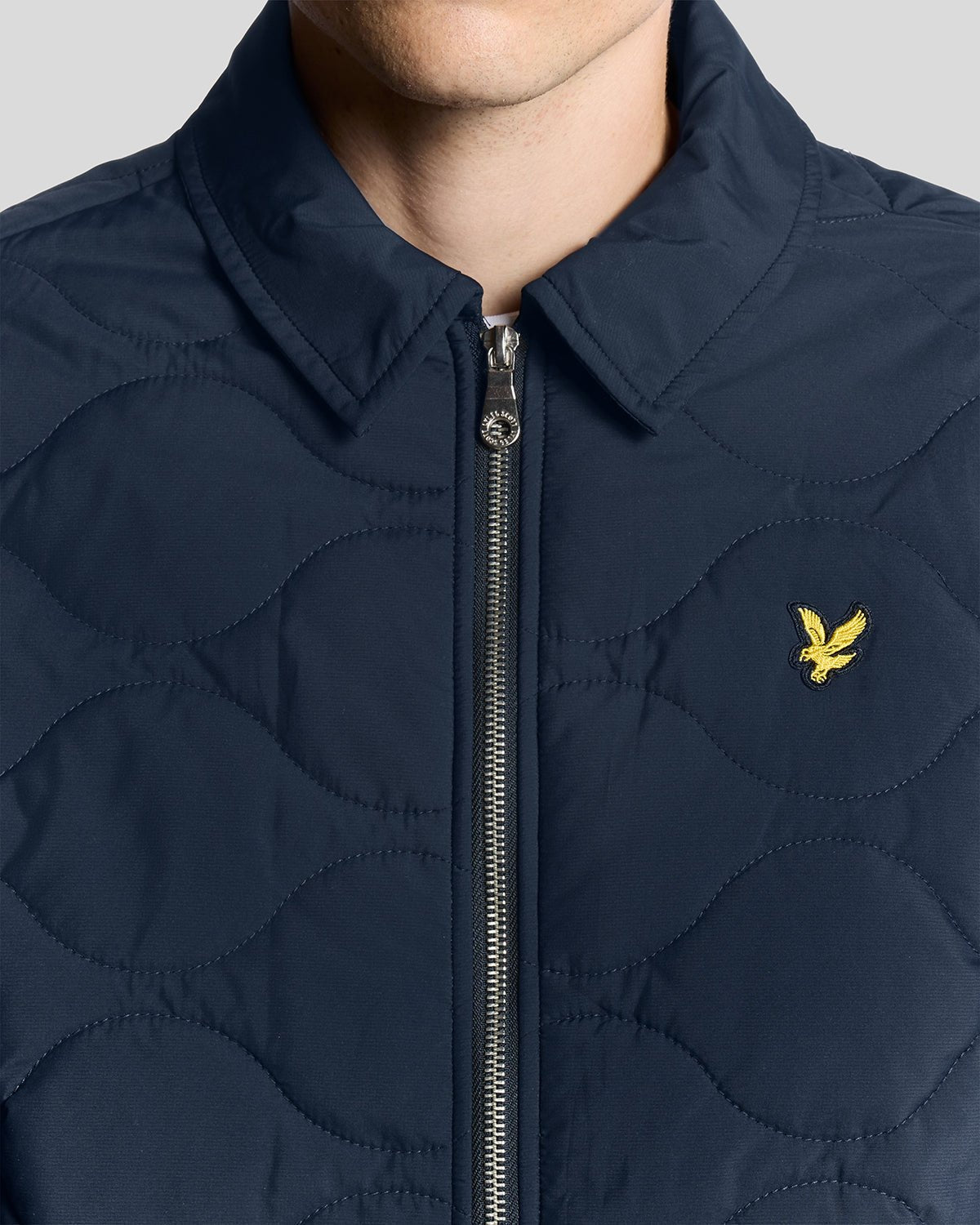 Homme portant une veste matelassée ripstop imperméable, bleu marine foncé