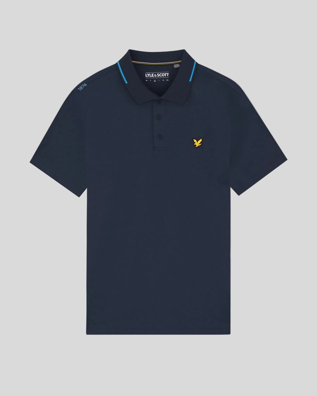 Un homme porte un polo technique à bordures contrastées bleu marine foncé