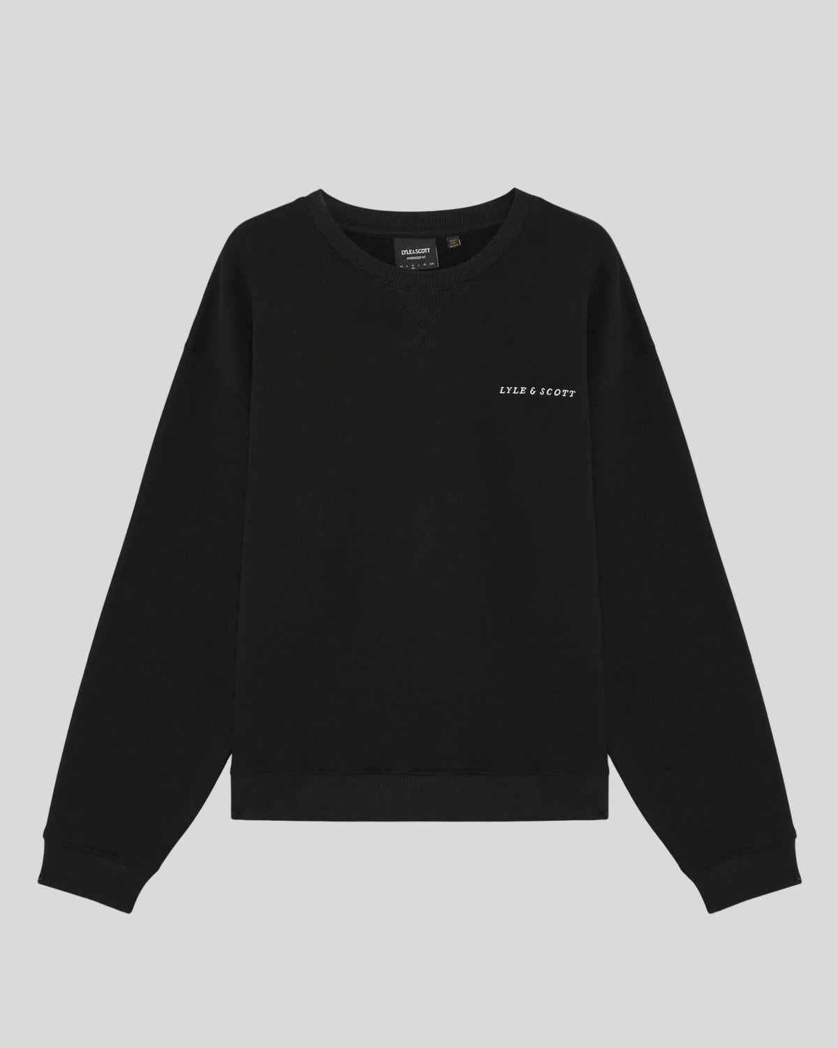 Un homme porte un sweat-shirt épais à imprimé script, couleur noir de jais