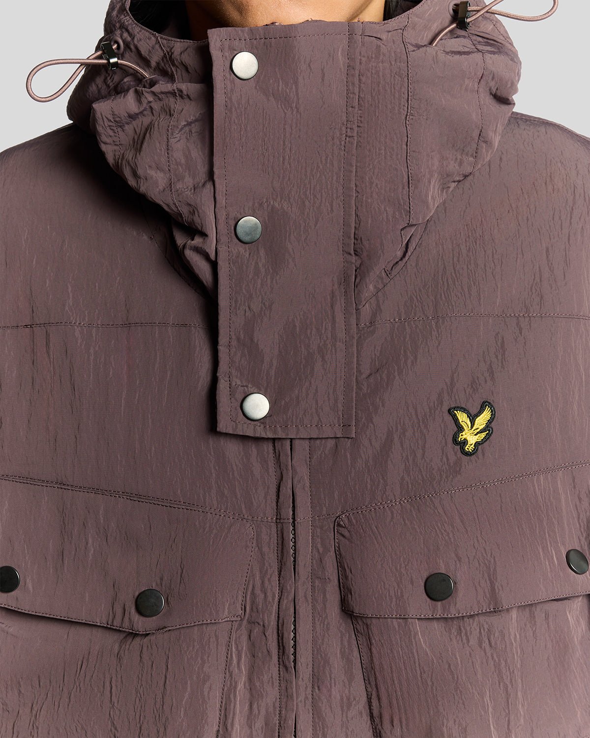 Un homme porte une parka Water Resistant Guard couleur espresso