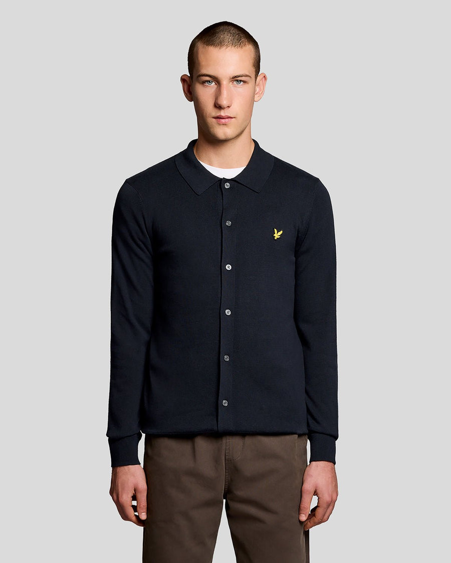 Homme portant un pull en coton bleu marine foncé