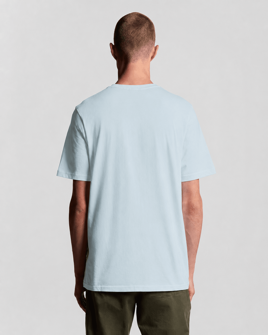 Homme portant un t-shirt à col rond en coton bleu opale