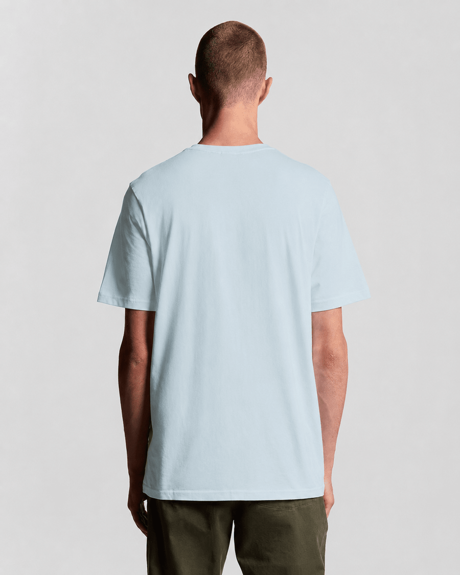 Homme portant un t-shirt à col rond en coton bleu opale