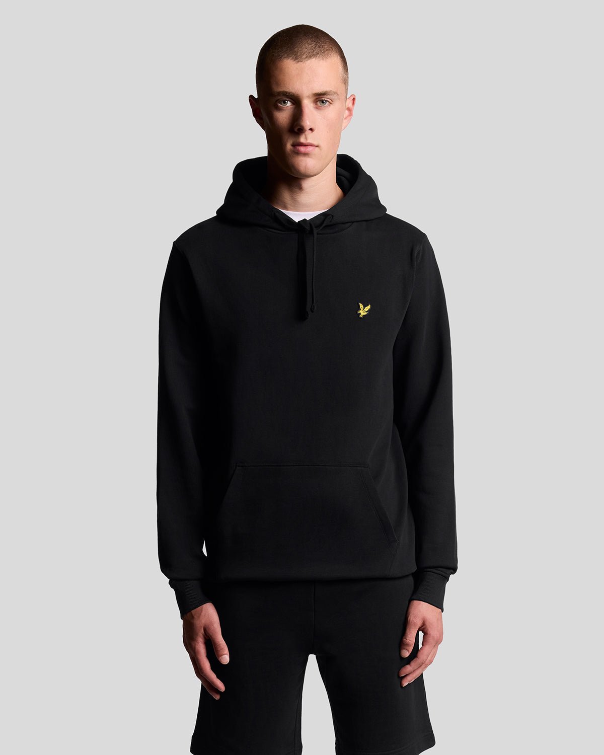 Man draagt een Loopback katoenen hoodie in Jet Black
