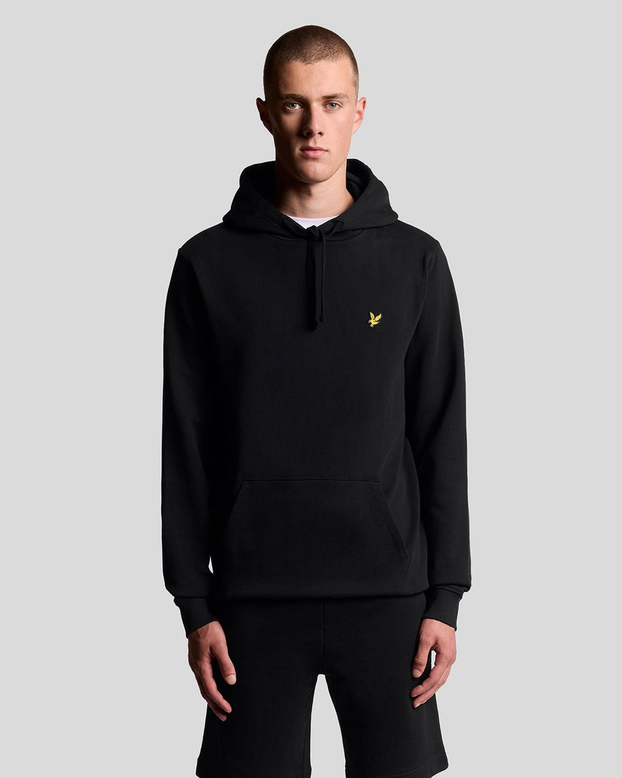 Man draagt een Loopback katoenen hoodie in Jet Black