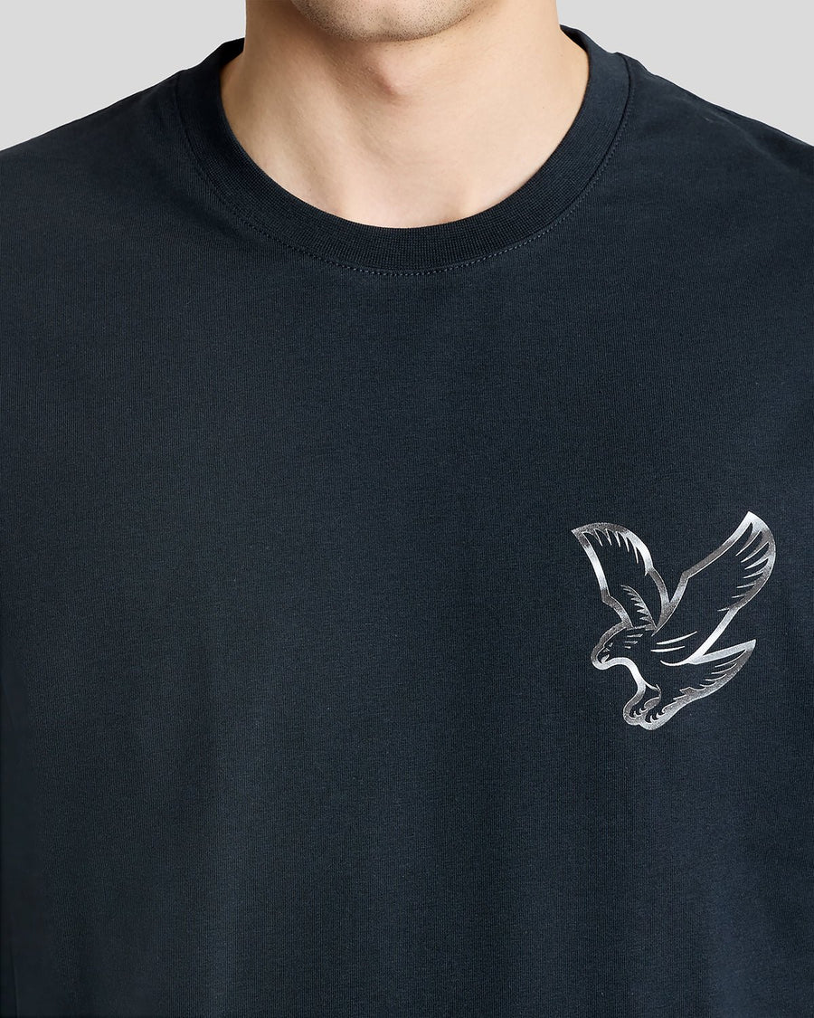Homme portant un t-shirt à imprimé graphique dans le dos, bleu marine foncé et blanc