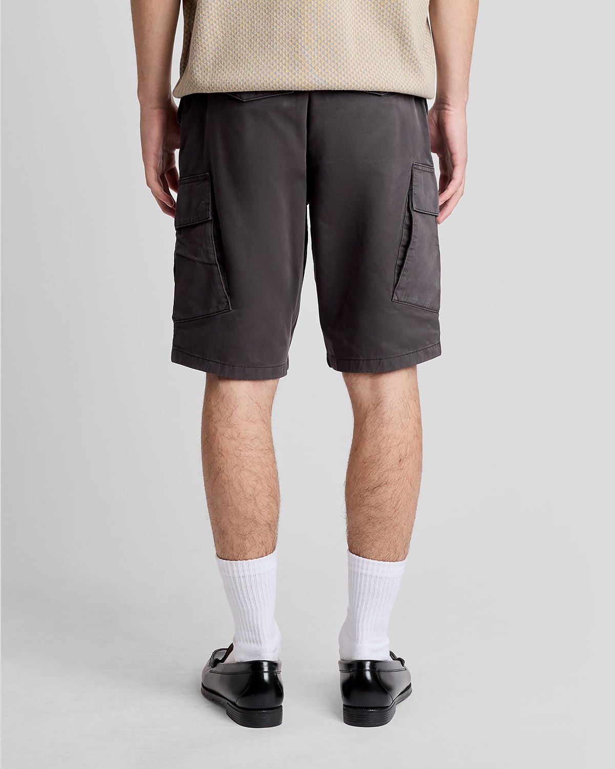 Uomo con pantaloncini cargo in cotone color antracite