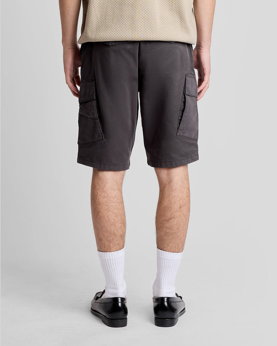 Uomo con pantaloncini cargo in cotone color antracite