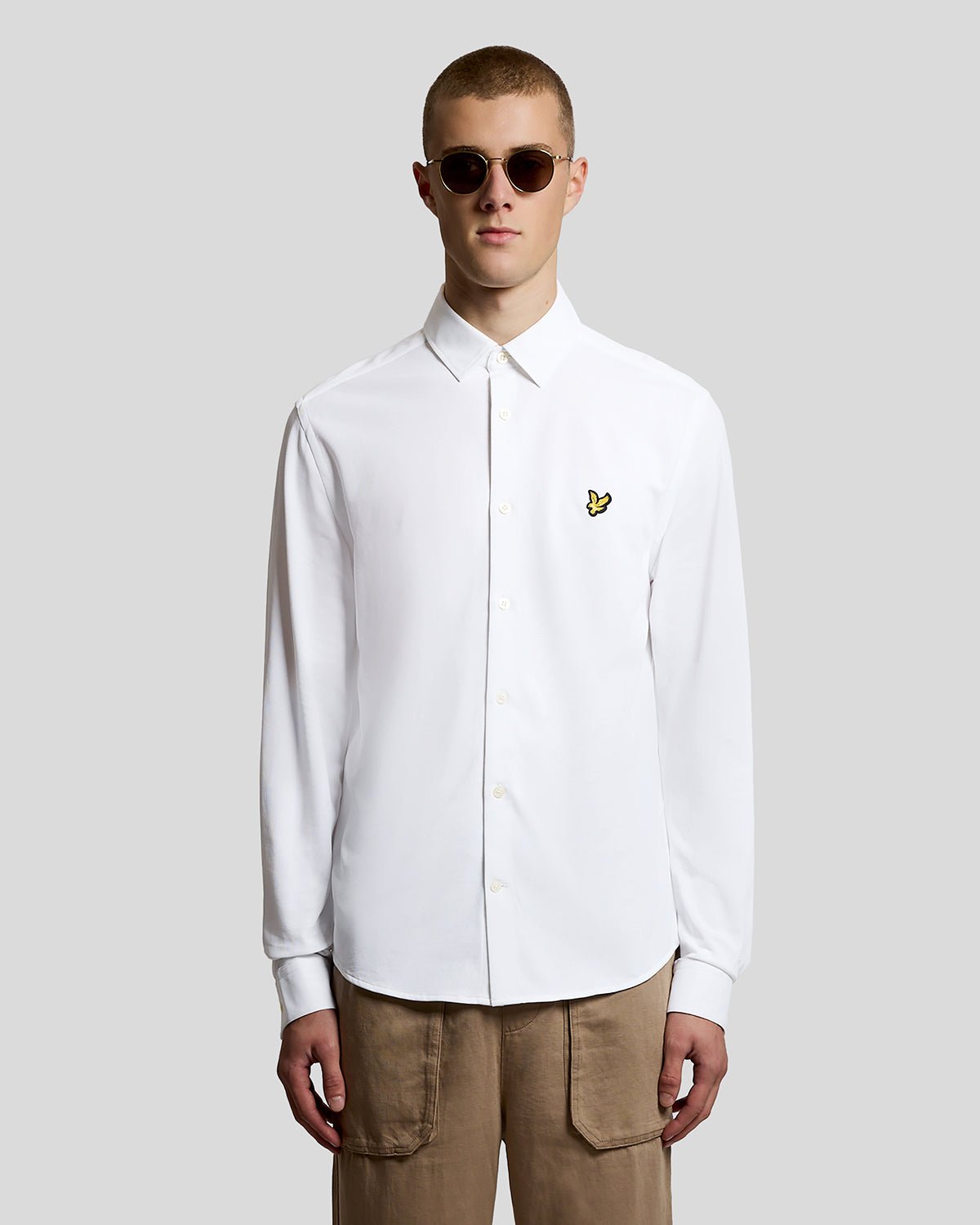 Homme portant une chemise en jersey Oxford de coton blanche
