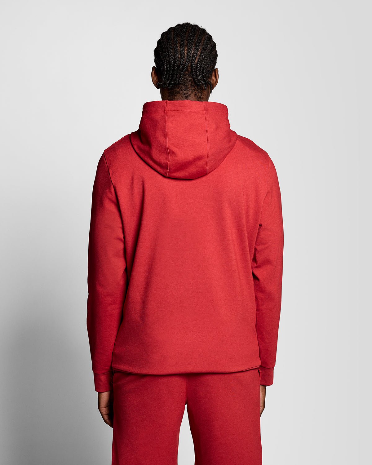 Homme portant un sweat à capuche léger de sport couleur grenat