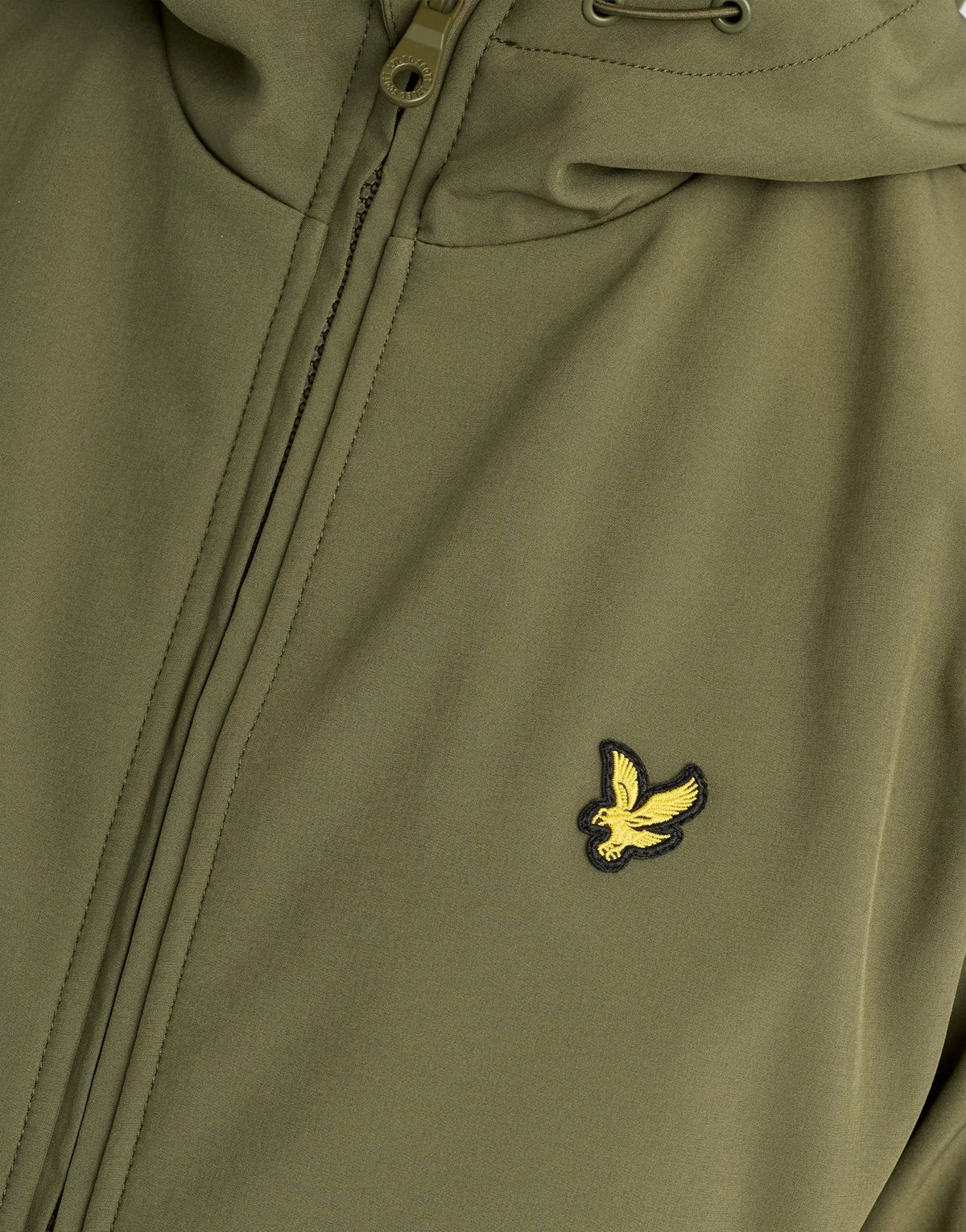 Mann trägt eine mit Fleece gefütterte Softshell-Jacke in der Farbe „True Olive“