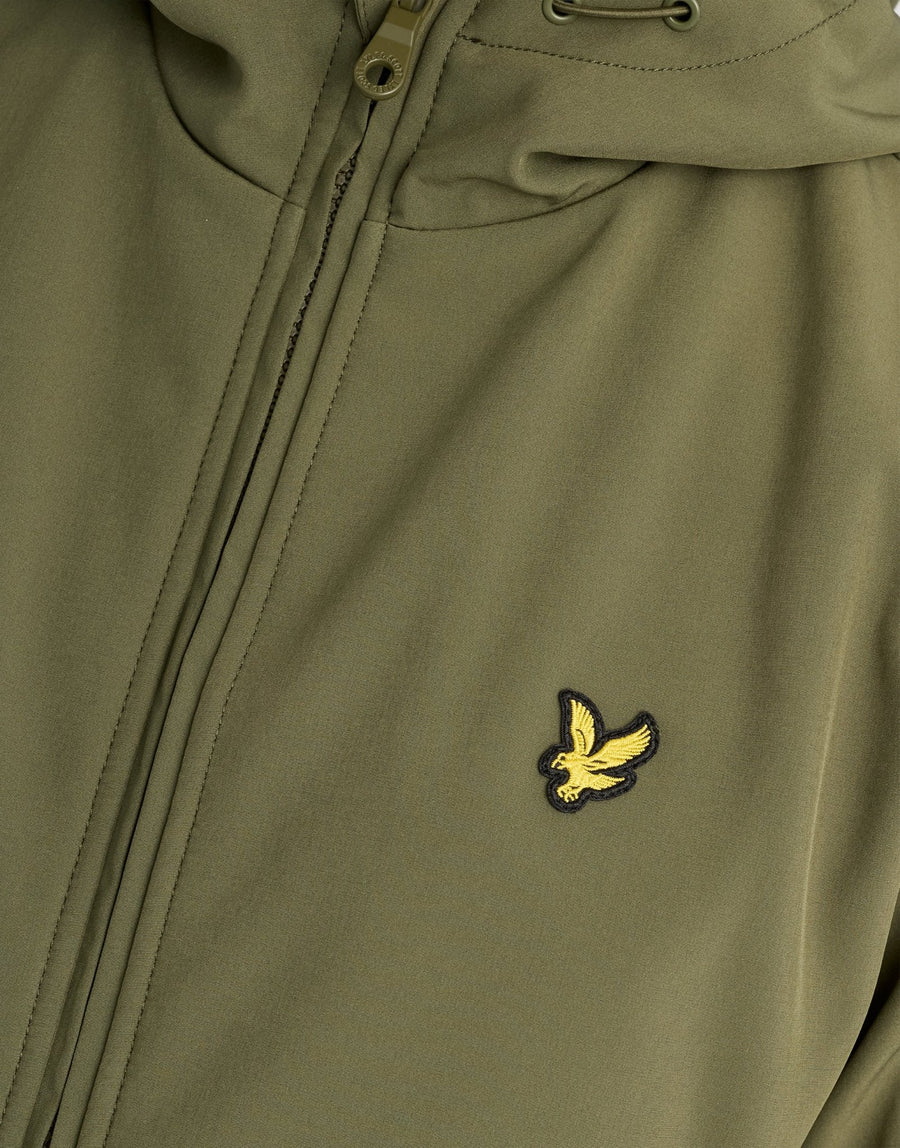 Mann trägt eine mit Fleece gefütterte Softshell-Jacke in der Farbe „True Olive“