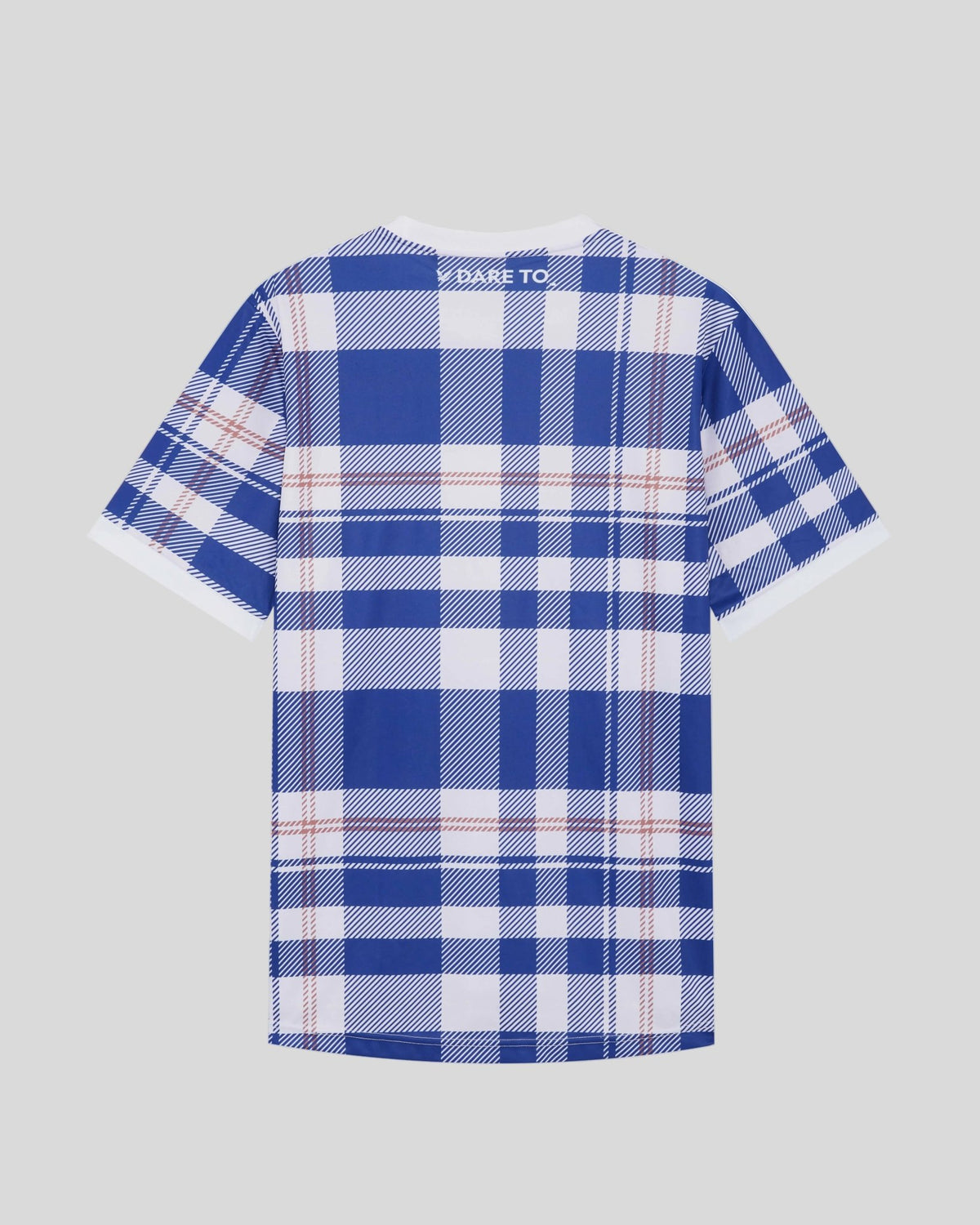 Homme portant un maillot de football à carreaux tartan de style sportif, couleur Now Blue