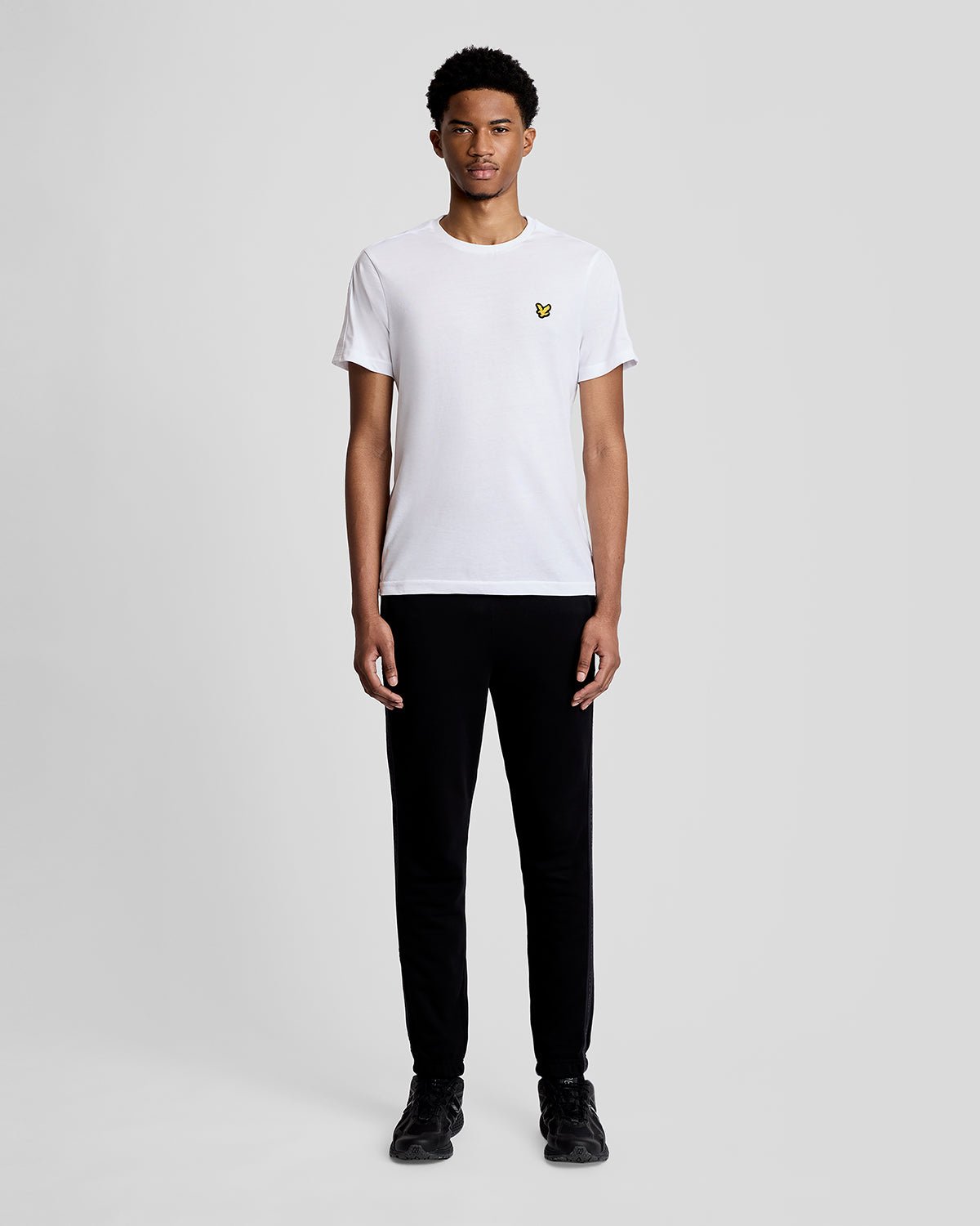 Uomo con pantaloni da jogging con fascia elastica in nero corvino